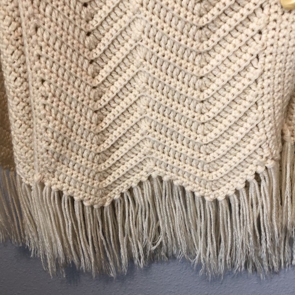 Vintage 60s 70s poncho shawl Fringe Button Poncho Cape hand knit grandma hippie - Picture 3 of 8